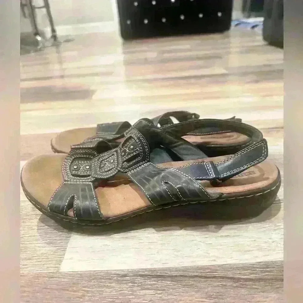 Size 8 1/2w collection by Clarks slingback Sandal